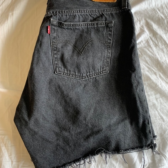 Levi’s 501 thigh length short - Picture 3 of 5